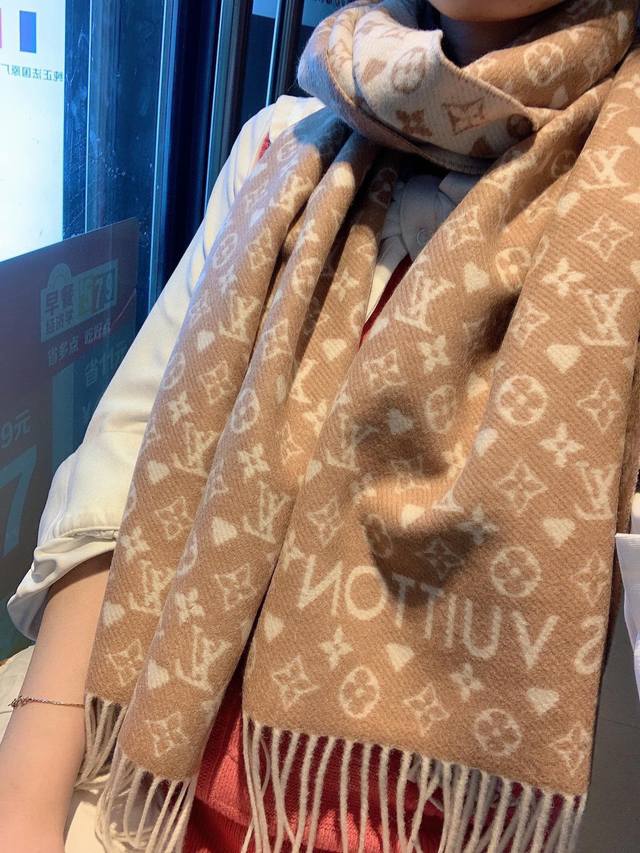 高端版本上线 Louis Vuitton 渠道独家特供大驴专柜款限定系列羊绒围巾 ◎特点:渠道独家特供的大驴 专柜当季排长队预定的牛货 本年度最好看最流弊的披肩