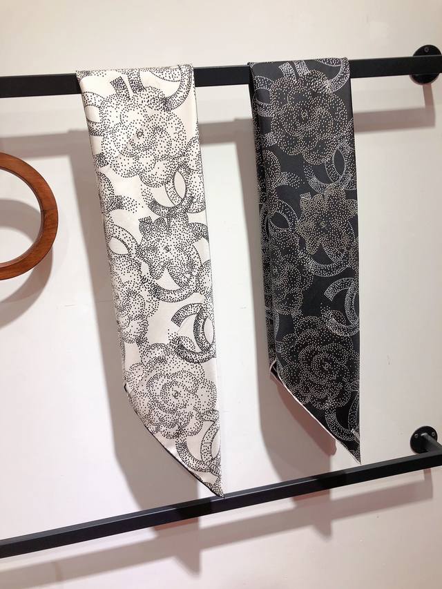 Scc2416 原单小香90Cm真丝方巾，顶级斜纹真丝材质纯手工卷边，轻奢感十足高端重磅斜纹真丝完全专柜品相面料追求造型，手感挺括，鲜艳饱满色彩超级养眼！好货不