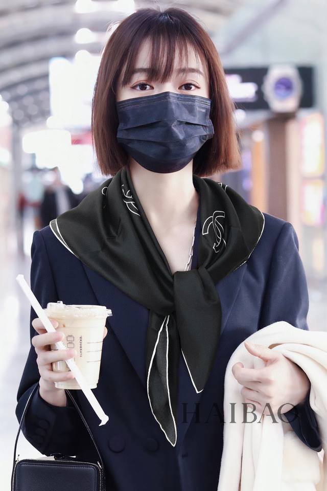 小香单面真丝方巾抢Vip推荐 下手一定要快 高端 大爱女人尤物 货极少 四季都可以用真心美的让人非常非常心动 上身效果简直美翻了 品质非常完美 整个围巾给人大牌