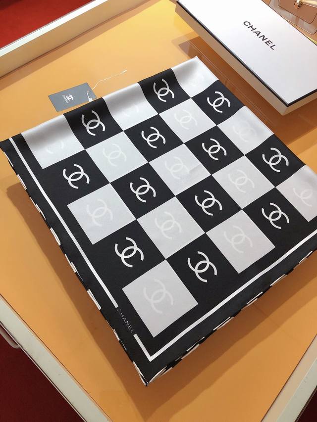 Scc2312 原单小香棋盘格90Cm真丝方巾，顶级斜纹真丝材质纯手工卷边，轻奢感十足高端重磅斜纹真丝完全专柜品相面料追求造型，手感挺括，鲜艳饱满色彩超级养眼！