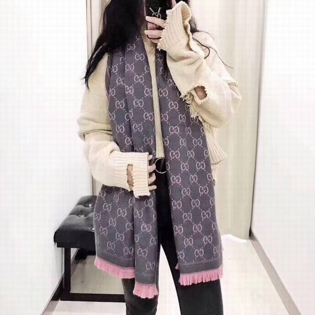 超級好看！Gucci經典羊絨拉毛長巾，選了圖中3色給你們！粉 黑 灰 怎麼搭配都很有味道！復古時髦感～ 面料很垂，上身舒服！尺寸180:70左右