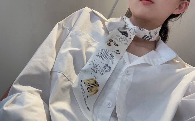 香奈儿 Twilly小丝巾来了，Chanel 名副其实的小可爱， 人手三条闭眼收，我都不拦着 N久都没有见过这么好看的Twilly 真的是真香本香了，凹造型必备