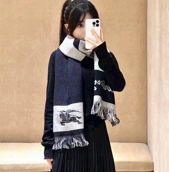 Burberry巴宝莉新款 双面长巾火爆来袭顶级双层色织工艺此工艺只有巴宝莉纯正代工厂p才有的工艺 %顶级丝羊绒围巾高尖端产物时尚大牌颜色超正超级柔软保暖亲肤，
