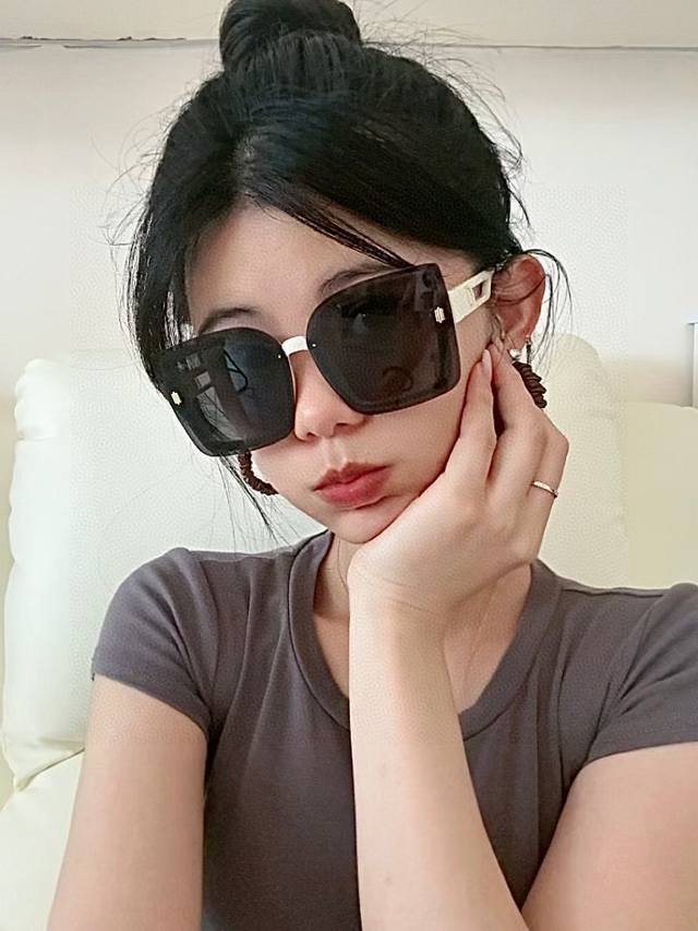 Dior 2025开春新款 方框太阳镜 各路网红纷纷带起气场满分 俏皮甜美.上脸效果更佳.金属质感超好 型号：Cd1892