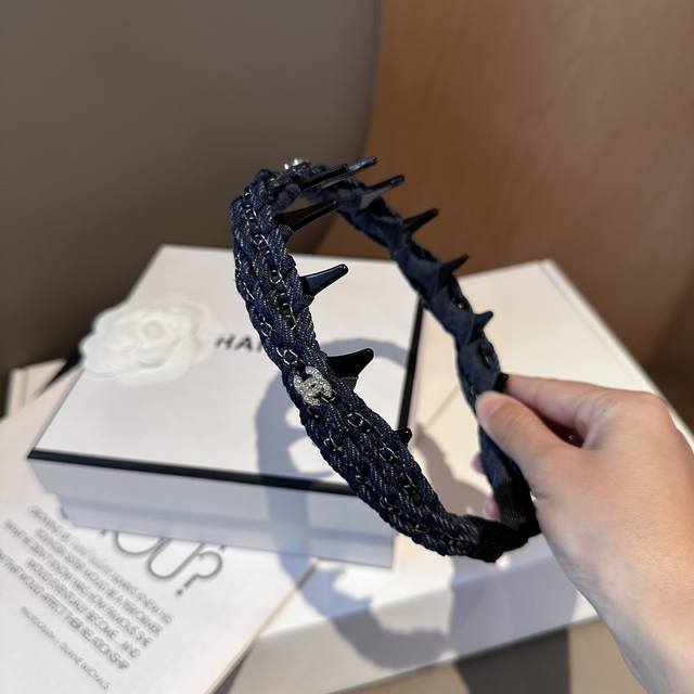 配包装盒 Chanel 香奈儿 最新小香发箍。简单实用，时尚潮流。非常好看！小仙女必备
