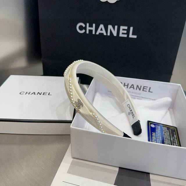 配包装盒 Chanel 香奈儿 最新小香珍珠发箍，时尚潮流，满满的质感，实物太好看了！小仙女必备