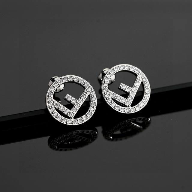 Fendi 芬迪 字母经典著作 芬迪耳钉 精选原版一致 电镀18K金工艺 专柜版本 一比一质量简约大方设计理念 非常百搭 上身十分耐看 经典百搭