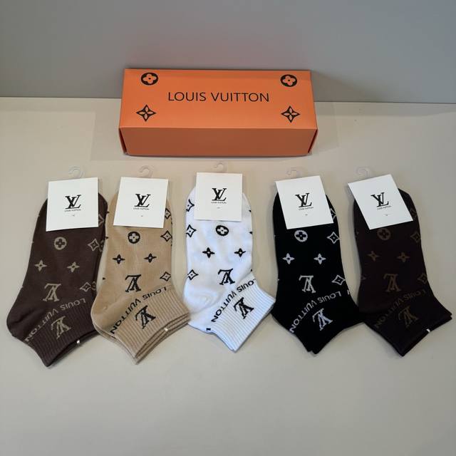 Lv 新款早秋中款袜，款式经典，时尚高级！大牌出街，潮人必备，颜色百搭 。 一盒5双