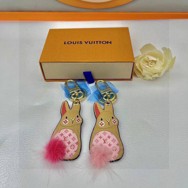 配图片原版包装 Louis Vuitton官网M00994 Lv Bunny钥匙扣与挂件。 Lv Bunny钥匙扣恭祝农历兔年大吉。兔子形象挂饰拥有Monogr
