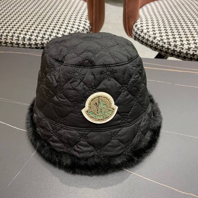 Moncler蒙口 秋新款羽绒毛绒加厚高品质秋冬渔夫帽超火爆质感很赞，出街超好搭配！