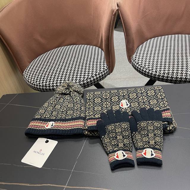 蒙口。 三件套羊毛套装：狐狸毛帽子围巾手套 经典套装帽子！材质：70%羊毛30%兔毛。暖暖哒超级舒服～冬日小姐姐减龄神器哦～这个冬天你就差这么一套套装帽子啦～又