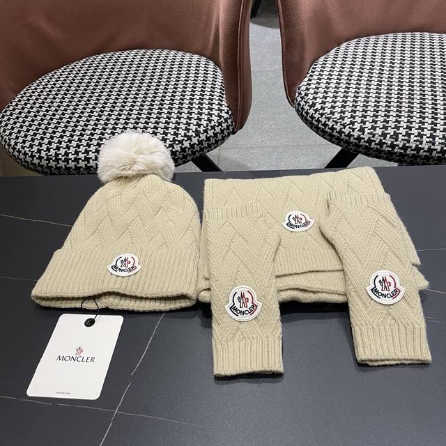 蒙口Moncler盟可睐蒙口三件套 手套 帽子 围巾 非常柔软亲肤，弹性很好有质感又非常百搭的款式~保暖的 均码有弹性~男女通用，任何头围都可以佩戴.质量超好真