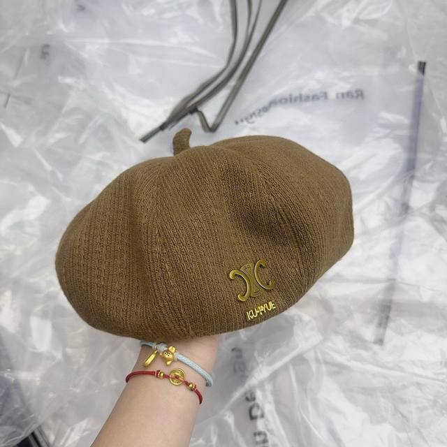 Celine 秋冬新款贝雷帽 不挑人的帽型~