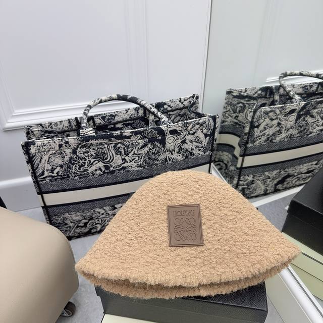 Loewe 秋冬羊羔毛经典帽型