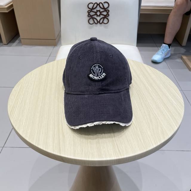 蒙口Moncler秋冬新款灯芯绒棒球帽 M棒球帽简约，经典，耐看！ 遮阳防晒挡油头凹造型，分分钟搞定男女同款情侣款 各种百搭！相信我，拿捏不住时髦感的加一顶鸭舌