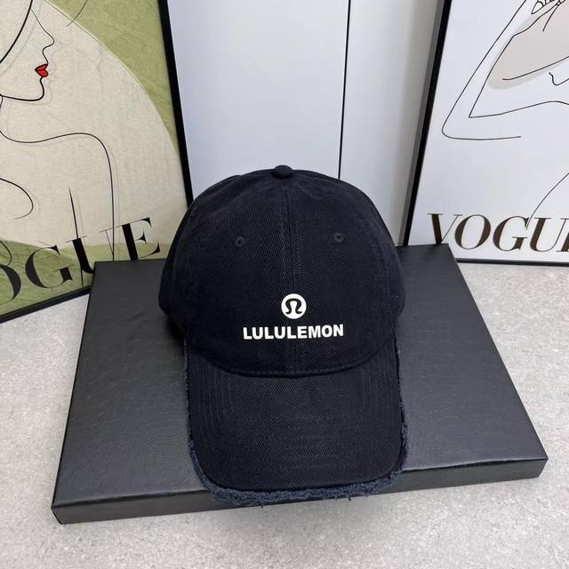 跑量 Lulu新款散须棒球帽 这款棒球帽真的百搭不过时，性价比也很高，美到逆袭～