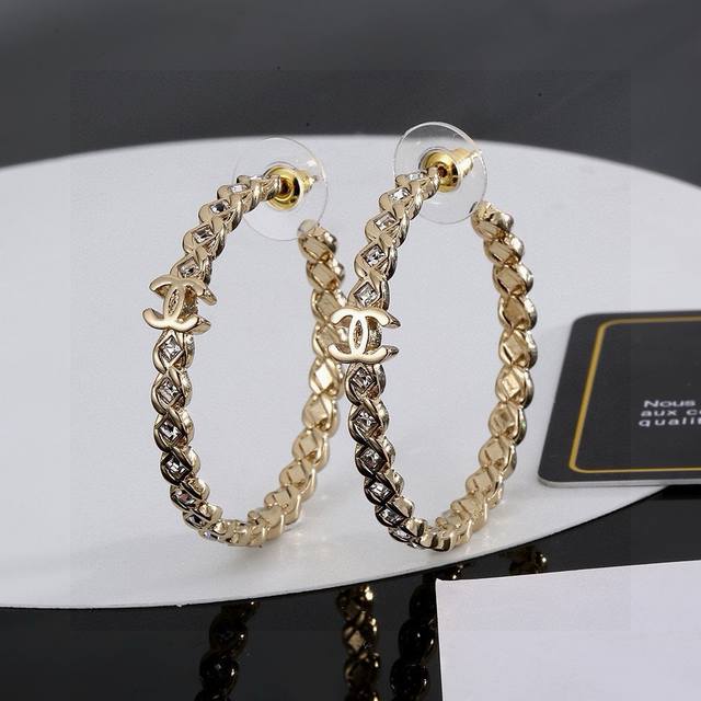 Chanel 香奈儿经典双C双面珍珠耳钉 这款随意搭配都是非常好看百搭时尚单品 日常款 很修饰脸型 很上档次的 很优雅气质 耳环