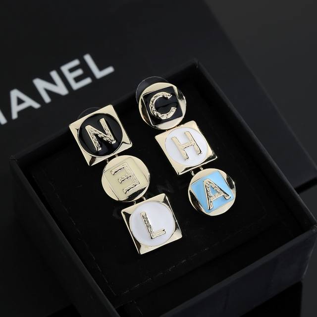 Chanel 香奈儿经典字母 耳钉 这款随意搭配都是非常好看百搭时尚单品 日常款 很修饰脸型 很上档次的 很优雅气质 耳环