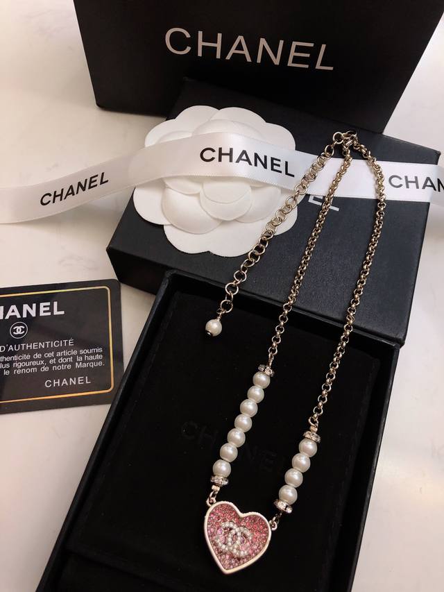 今日新款 爱心项链 Chanel 专柜最新款同步上新香奈儿项链火热爆款来袭大牌香奶奶这个品牌在时尚女性当中绝对无所不知都知道它的经典与岁月逢出货必火的一个知名品