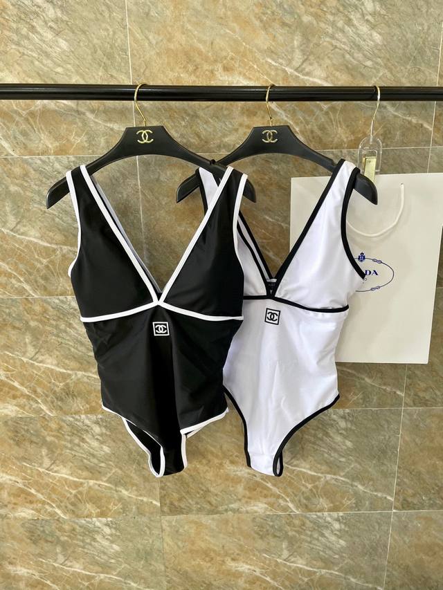 Chanel新款连体泳衣适合多种场景的游泳衣♀海边 游泳池 温泉 水上乐园 漂流都可以内搭外穿也完全可以 面料：透气舒适。速干弹性的游泳衣更加帖肤易清洗 码数：