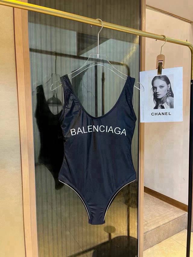 Balenciaga巴黎世家连体泳衣 适合多种场景的游泳衣♀海边 游泳池 温泉 水上乐园 漂流都可以内搭也完全可以 连体设计遮肉显高挑 腹部有点肉肉也不影响咱美