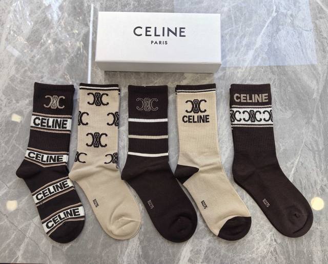 特 Celine 赛琳Ce家新品女款中筒袜子 一盒五双 纯棉材质，柔软舒适透气，提花经典Ce标志，大牌出街，潮人必备超好搭