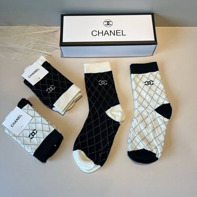 Chanel香奈儿 新款早秋中短袜，款式经典，时尚高级！大牌出街，潮人必备，颜色百搭 。 一盒2双