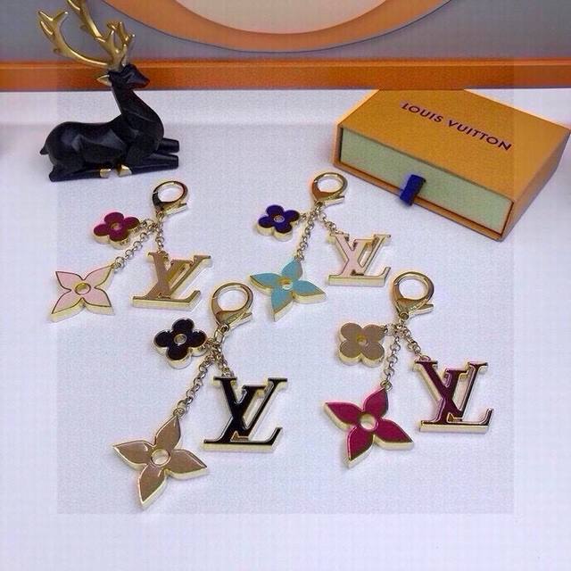配图片原版包装 Louis Vuitton官网M67119 Fleur De Monogram包饰。 优雅的珐琅是Fleur De Monogram包饰的标志之