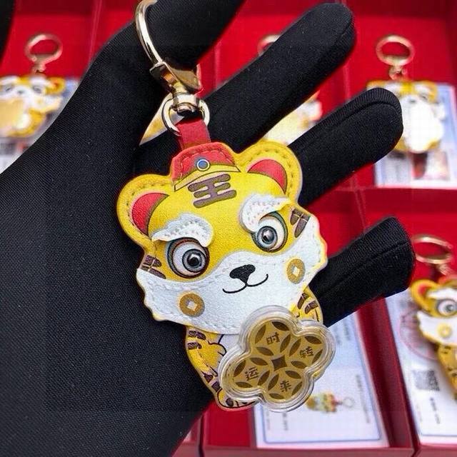 迎新爆品赚赚虎，虎年大吉，时来运转，大运转起来送礼佳品 配图片原版包装 2600年新年迎新小老虎新挂件精美包饰与钥匙扣，挂饰钥匙扣，时尚潮流。送礼佳品 精致裁缝