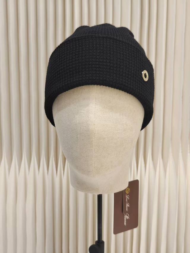 跑量 独家自留款Lp阔版冷帽。 客供羊毛面料，华夫格纹，高定橄榄绿配色。 不管是堆堆的垂坠感，还是高卷边的松弛感，氛围感都拉满，柔软亲肤，强推[机智]