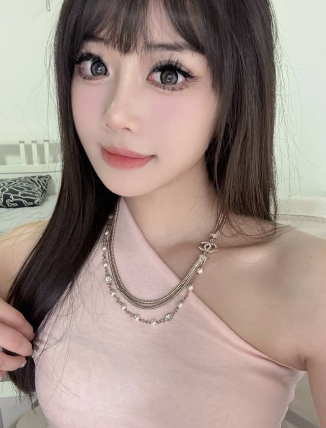 香奈儿项链热销爆上新 Chan 24 满钻双C金属编绳链条珍珠多层项链 编织纹路双链条珍珠水钻链条的设计 三链设计上身自带叠戴即视感 风格甜美精致且富有美感！无