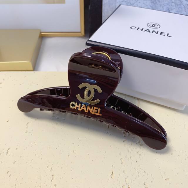 Chanel小香 Chanel发夹 新款钛钢Logo抓夹 气质百搭 日常精致小单品 小仙女必入单品 宝藏款 闭眼入推荐款 单个配发箍盒