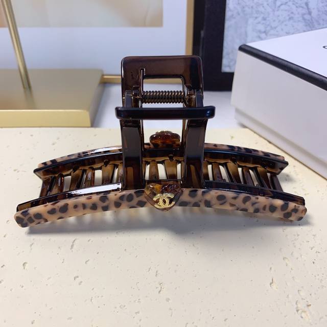 Chanel小香 Chanel发夹 豹纹Logo抓夹 气质百搭 日常精致小单品 小仙女必入单品 宝藏款 闭眼入推荐款 单个配发箍盒