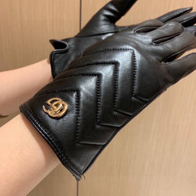 2025新款古奇曲线新款独家首发触屏女款手套Gucci古奇 原单品质 官网同步女士新款高档羊皮手套女神首选 不可错过百分百选用进口羊皮 皮质细腻柔软 认准进口羊