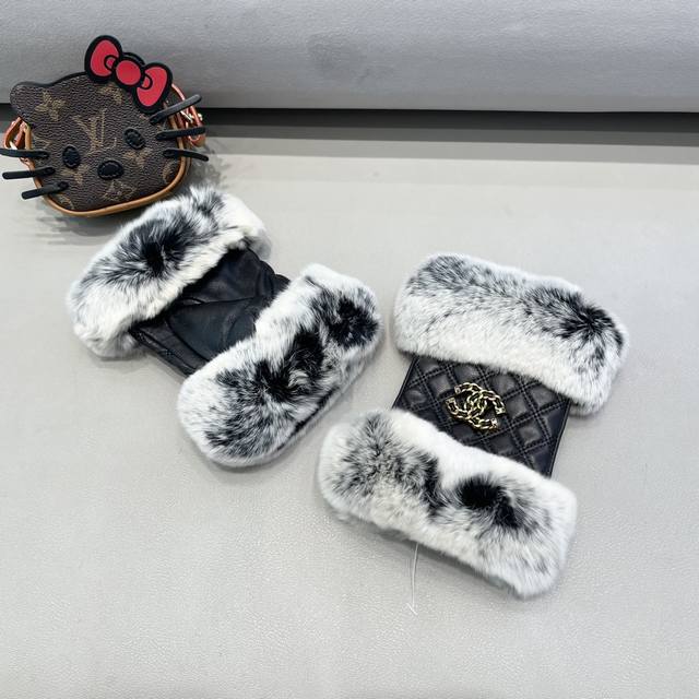 女款Chanel 香奈儿 秋冬短款半指手套值得对比同款不同品质，秒杀市场差产品，进口一级羊皮懒兔毛内里加绒 经典不过时款.喜欢半指可以入手了，这种品质的今年用了