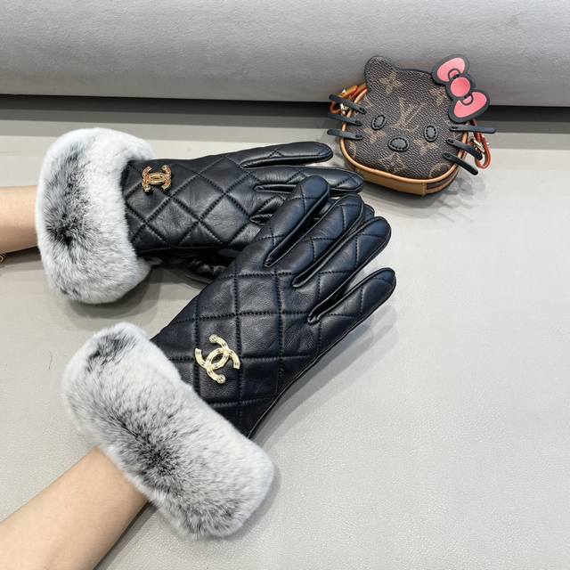 Chanel 香奈儿 秋冬双C懒兔毛羊皮手套手机触屏，值得对比同款不同品质，秒杀市场差产品，进口一级羊皮懒兔毛内里加绒 码数均码