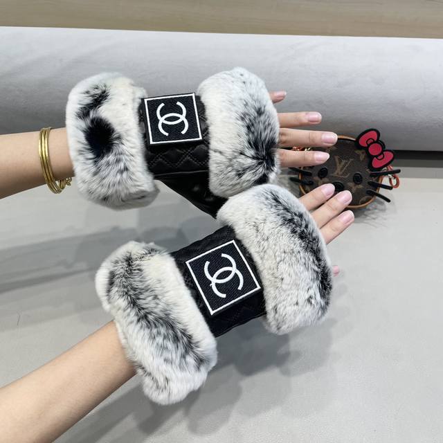 配包装女款Chanel 香奈儿 秋冬短款半指手套值得对比同款不同品质，秒杀市场差产品，进口一级羊皮懒兔毛内里加绒 经典不过时款.喜欢半指可以入手了，这种品质的今
