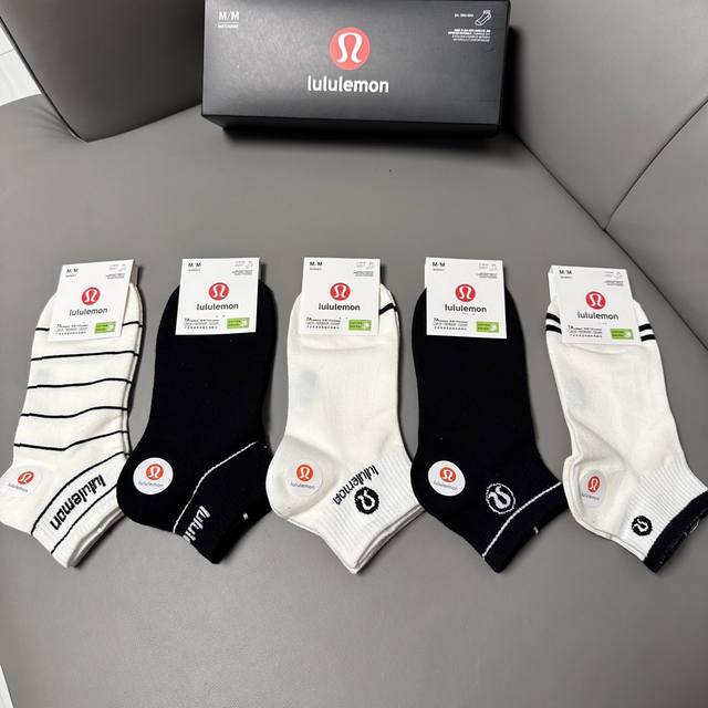 特 Lululemon 露露露露新品袜子 一盒五双 提花经典标志，纯棉材质制造，透气舒适，超级Nice超火爆小单品，大牌出街，潮人必备超好搭