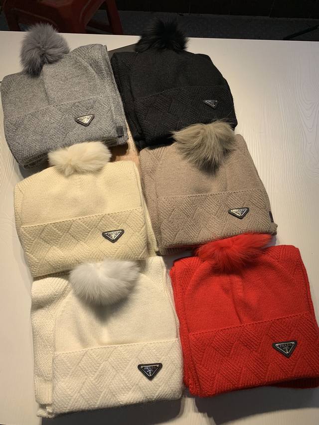 prada。 羊毛套装帽子-带狐狸毛球 经典套装帽子！帽子围巾！材质：70%羊毛30%兔毛。暖暖哒超级舒服～冬日小姐姐减龄神器哦～这个冬天你就差这么一套套装帽子