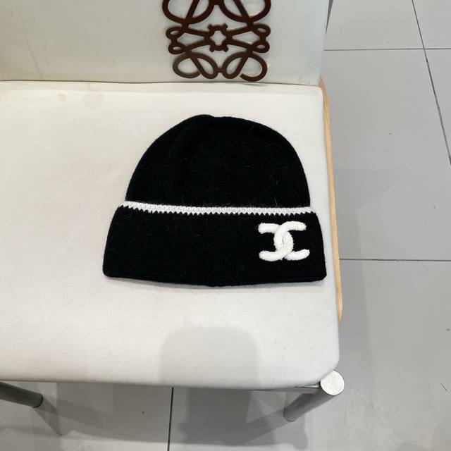 Chanel香奈儿秋冬新款毛线帽男女同款，含70%羊毛+%30兔毛面料，内标齐全。 最新工艺一体成型超美观 秋冬羊毛针织毛线帽手感好~颜色巨显白~ 拍照也好有氛