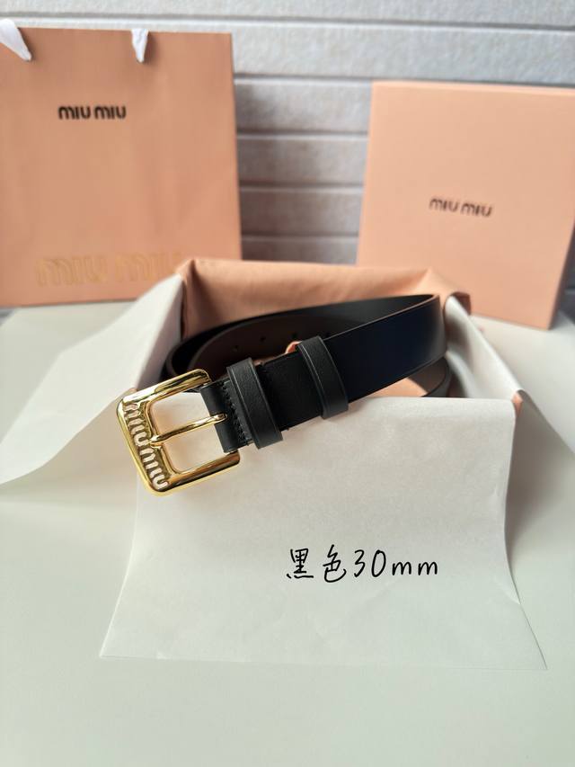 Miumiu 高端女士皮带 宽度3.0Cm 双面头层小牛皮材质，背面原版钢印Logo 精细的做工，搭配纯铜扣头 金色 银色