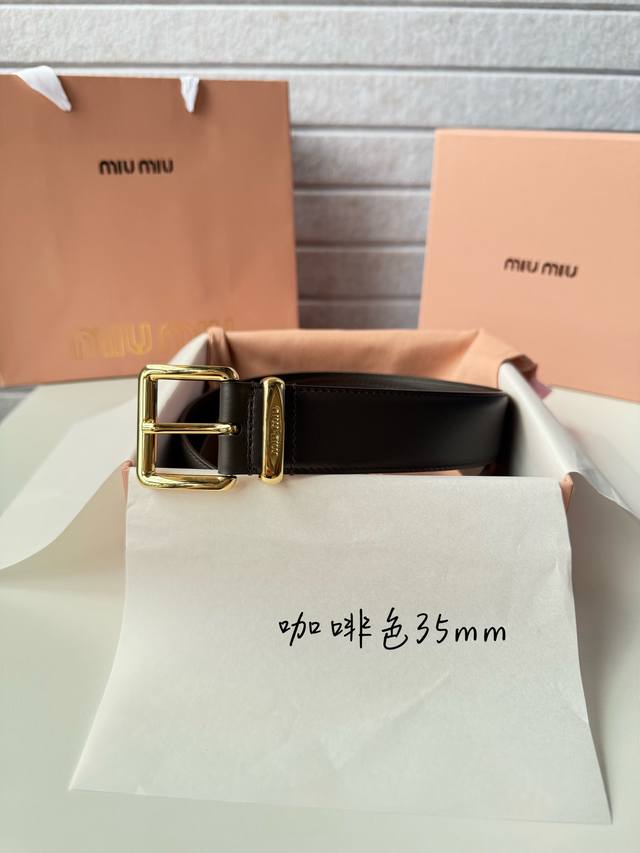 Miumiu 高端女士皮带 宽度3.5Cm 双面头层小牛皮材质，皮料柔软舒适 背面原版钢印Logo。 精细的做工，搭配纯铜扣头 金色 银色