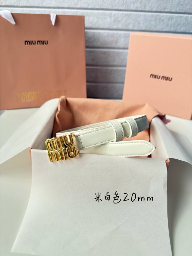 Miumiu 24Ss新款腰带 Miumiu英文小金扣 这款腰带是提升别致造型品味的理想之选。醒目的标示性微标装点搭扣，营造精致氛围感。 宽度：2Cm
