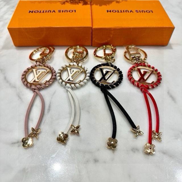 元配图片原版包装 Louis Vuitton官网M63082 Very包饰与钥匙扣。 以Lv Circle为特色的Very包饰与钥匙扣，彩色珐琅镶嵌设计，搭配一