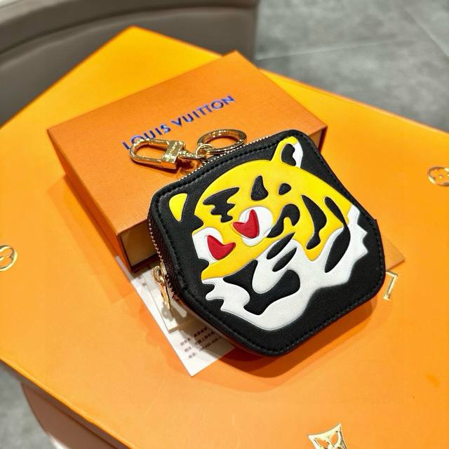 元配图片原版包装 Louis Vuitton官网M81078 Tiger Coin老虎卡夹钥匙扣与包饰。 独家原单货 路易威登Louis Vuitton卡通鸭子