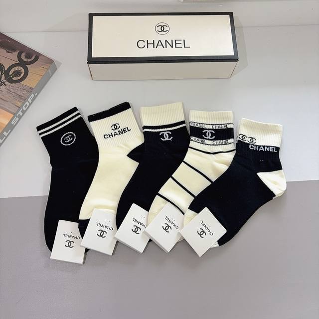 配包装 一盒5双 Chanel 香奈儿经典中筒袜子纯棉材质柔软，秒杀市场普通货，经典的双C图案Logo大牌出街，潮人必备，超好搭