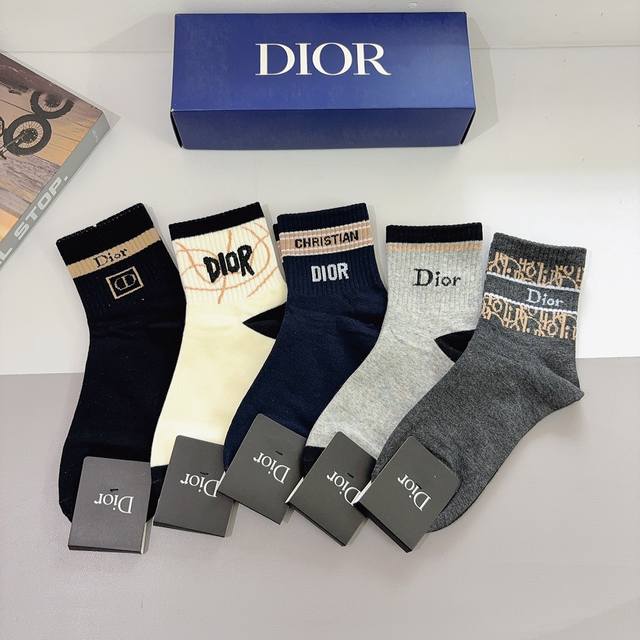 配包装 一盒5双 Dior 迪奥经典新款中筒男款袜子，纯棉面料，潮人必备 ，个性时尚百搭款，你值得拥有哦