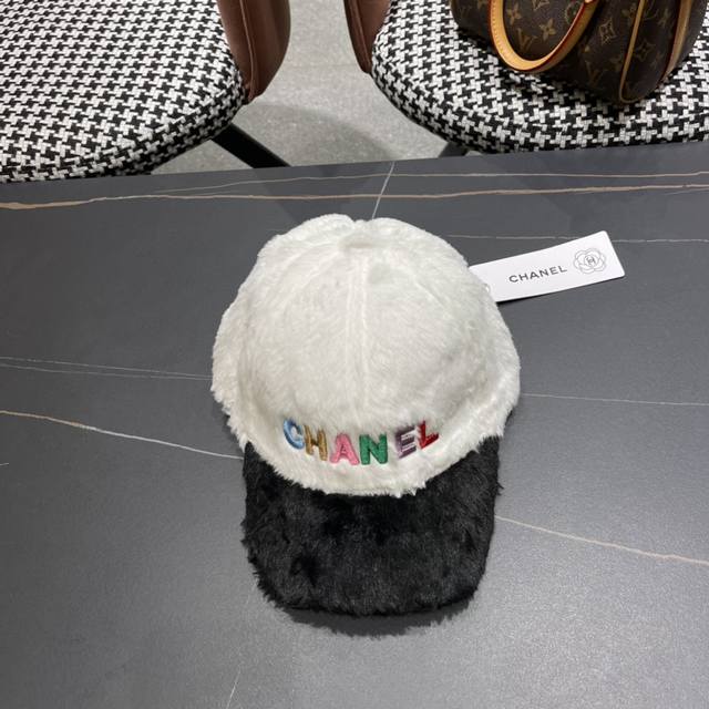 香奈儿新款棒球帽～ 完全是超级完美的诠释了甜酷风 简直太爱了 上头性感又帅气 双双在线！ 没有哪个女孩子拒绝的了毛绒绒的单品哦