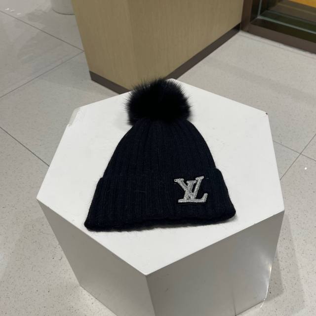 Louisvuitton路易威登秋冬专柜针织毛线帽，百搭款超火爆 定制超大狐狸毛球质感一流 图片实拍，欢迎比较显脸小出街超好搭配！