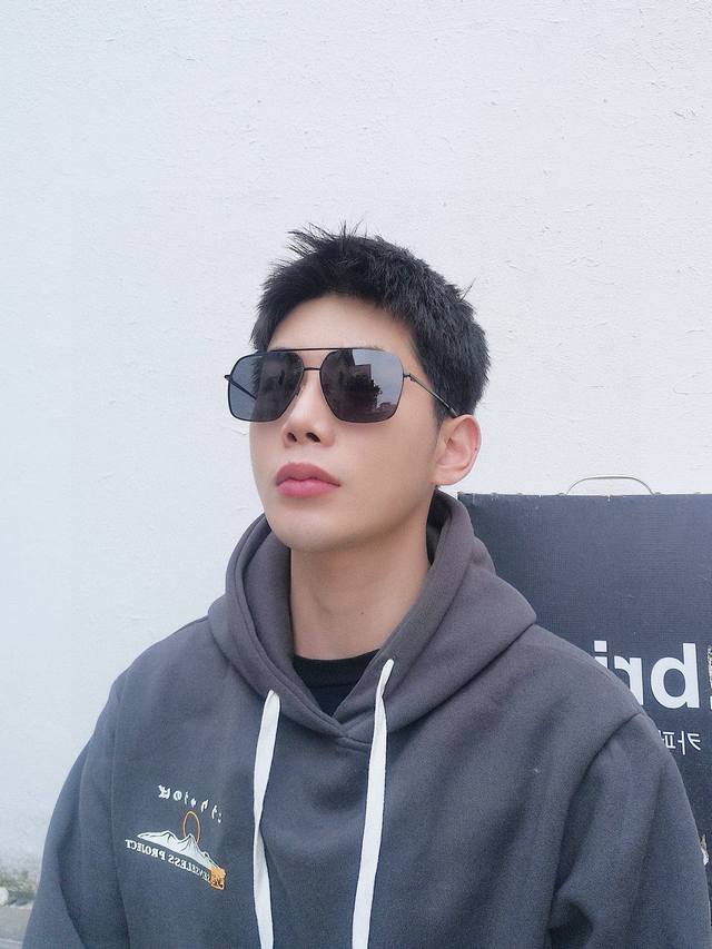 Gucci 男款炫彩飞行员偏光太阳镜 材质：高清尼龙加厚卡槽高清偏光镜片 无边框镜架颜型号：G1225